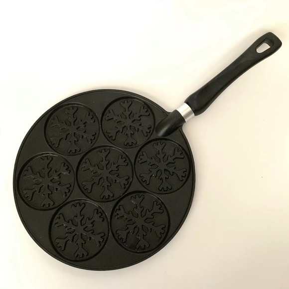 Nordic Ware Snowflake Pancake Pan
Makes 7 approximately 3” diameter pancakes - Picture 2 of 6